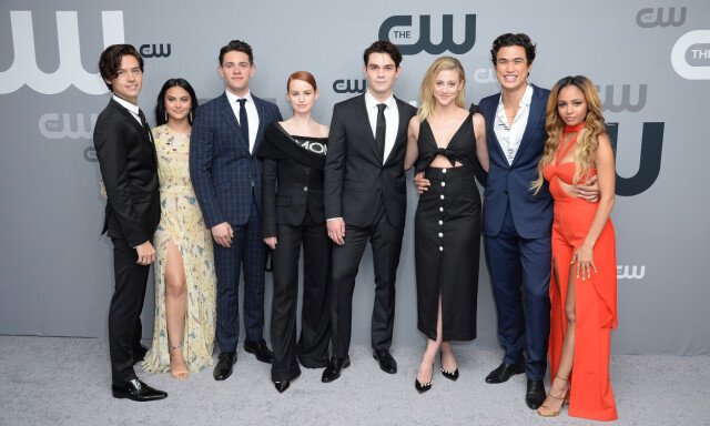POPULÆR GJENG: Riverdale-skuespillerne har blitt store stjerner etter Netflix-suksessen. F.v: Cole Sprouse, Camila Mendes, Casey Cott, Madeleine Mantock, KJ Apa, Lili Reinhart, Charles Melton og Vanessa Morgan. Foto: NTB Scanpix POPULÆR GJENG: Riverdale-skuespillerne har blitt store stjerner etter Netflix-suksessen. F.v: Cole Sprouse, Camila Mendes, Casey Cott, Madeleine Mantock, KJ Apa, Lili Reinhart, Charles Melton og Vanessa Morgan. Foto: NTB Scanpix